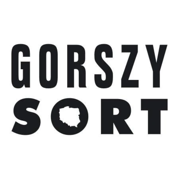 Naklejka gorszy sort 1950 - Wzór graficzny. Duże, czarne litery z napisem GORSZY SORT oraz kontur Polski