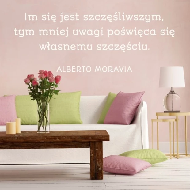Naklejka im się jest szczęśliwszym 1958 - Aranżacja w salonie. Ściany w jasnym kolorze, sofa z poduszkami w różnych