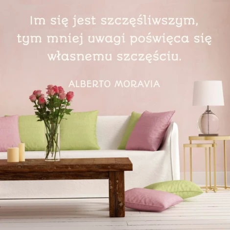 Naklejka im się jest szczęśliwszym 1958 - Aranżacja w salonie. Ściany w jasnym kolorze, sofa z poduszkami w różnych