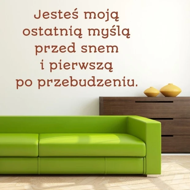 Naklejka jesteś moją myślą 1955 - Aranżacja w salonie. Ściany w jasnym kolorze, zielona sofa i ciemne meble