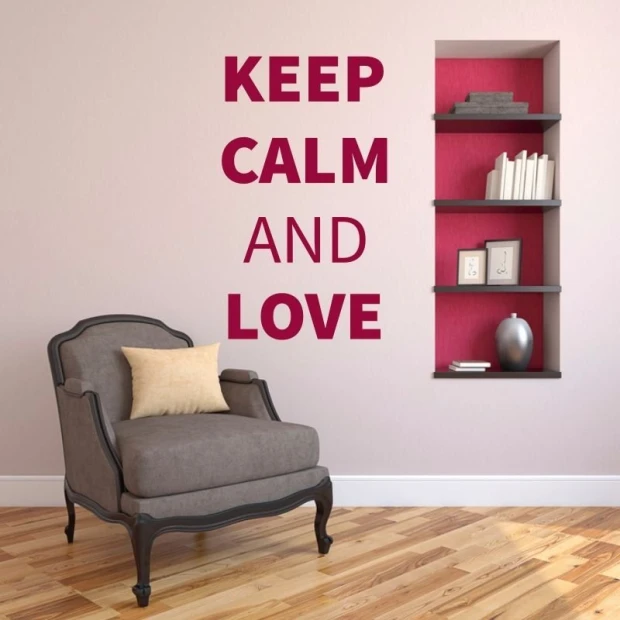 Naklejka keep calm and love 1947 - Aranżacja w salonie. Ściany w jasnym kolorze, jedna w odcieniu czerwonym, drewniana