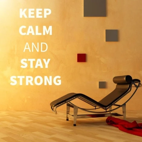 Naklejka keep calm and stay strong 1945 - Aranżacja w nowoczesnym salonie. Ściany w odcieniu beżowym, podłoga drewniana