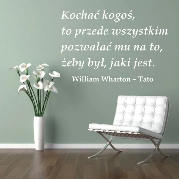 Naklejka kochać kogoś 1961 - Aranżacja w salonie. Ściana w jasnym kolorze, białe kwiaty w wazonie, nowoczesne krzesło