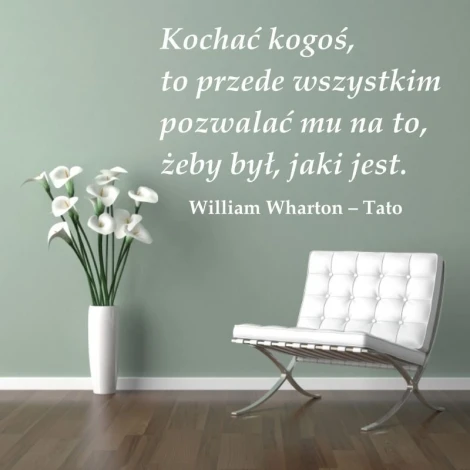 Naklejka kochać kogoś 1961 - Aranżacja w salonie. Ściana w jasnym kolorze, białe kwiaty w wazonie, nowoczesne krzesło