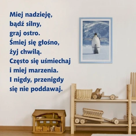 Naklejka miej nadzieję bądź silny 1935 - Aranżacja w pokoju. Ściany w jasnym kolorze, drewniane meble w naturalnym odcieniu