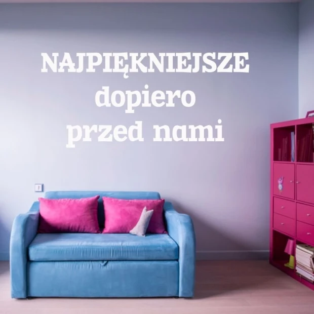 Naklejka najpiękniejsze dopiero przed nami 1936 - Aranżacja w salonie. Ściany w jasnym kolorze, niebieska kanapa i różowa