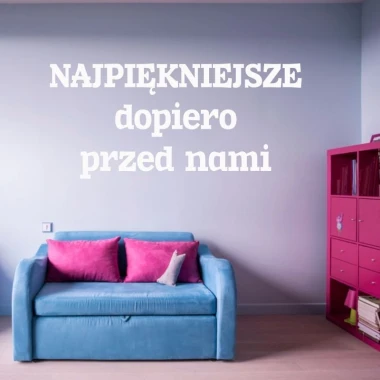 Naklejka najpiękniejsze dopiero przed nami 1936 - Aranżacja w salonie. Ściany w jasnym kolorze, niebieska kanapa i różowa
