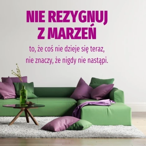 Naklejka nie rezygnuj z marzeń 1959 - Aranżacja w salonie. Ściany w jasnym kolorze, kanapa w zielonym, poduszki fioletowe
