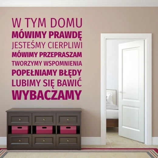 Naklejka na ścianę z tekstem W tym domu we wnętrzu, w przykładowym fioletowym kolorze