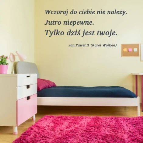 Naklejka wczoraj do ciebie nie należy 1937 - Aranżacja w sypialni. Ściany w jasnym kolorze, różowy dywan, prosta biała