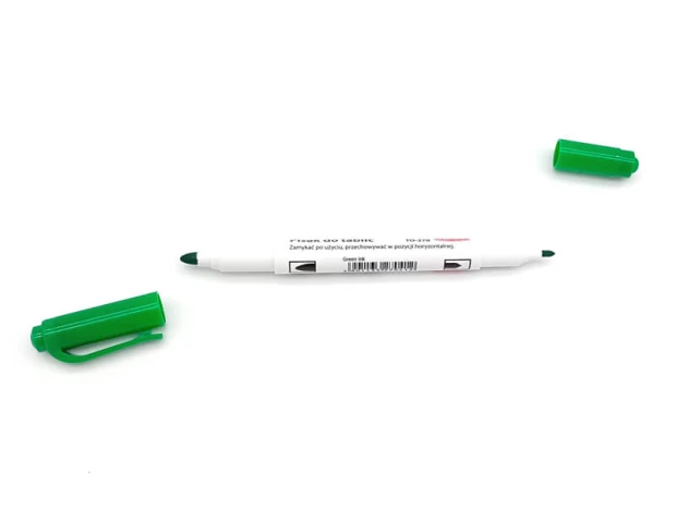 Zielony marker dwustronny z dwoma zdjętymi zatyczkami, prezentujący obie końcówki piszące na białym tle