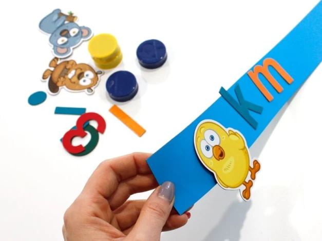 Listwa magnetyczna samoprzylepna do magnesów 60 cm - różne kolory - Wzór graficzny. Na niebieskim tle znajdują się kolorowe