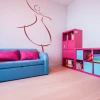 Naklejka dekoracyjna balet 2034 - Aranżacja w pokoju dziecięcym. Ściany w jasnym kolorze, meble w różu i niebieskim