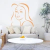 Naklejka dekoracyjna twarz kobieca 2038 - Aranżacja w salonie. Ściany w jasnym kolorze, meble w stonowanej palecie