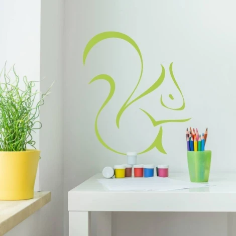 Naklejka dekoracyjna wiewiórka 2005 - Aranżacja w pokoju dziecięcym. Ściany w jasnych kolorach, proste meble