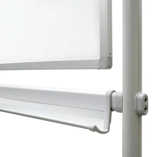 Tablica obrotowo-jezdna w zbliżeniu na aluminiową półkę na markery oraz łączenie stelaża z ramą
