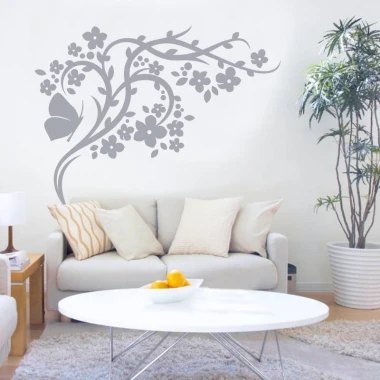 Naklejka dekoracyjna gałąź motyl 2121 - Aranżacja w salonie. Jasne ściany, jasna sofa z poduszkami