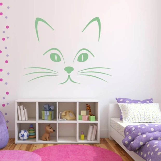 Naklejka na ścianę kot 2109 - Aranżacja w pokoju dziecięcym. Ściany w jasnych kolorach, meble w białym kolorze