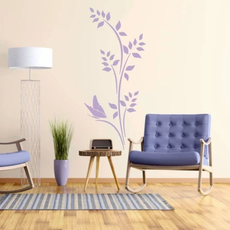 Naklejka na ścianę motyl gałąź 2092 - Aranżacja w salonie. Ściany w jasnym kolorze, meble w odcieniach fioletu