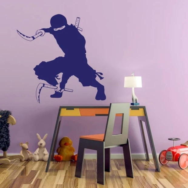 Naklejka na ścianę przedstawia sylwetkę walczącego ninja z bronią, w przykładowym granatowym kolorze