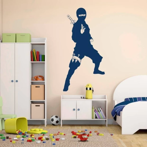 Naklejka na ścianę wojownik ninja 2099 - Aranżacja w pokoju dziecięcym. Ściany w jasnym kolorze, meble w neutralnych