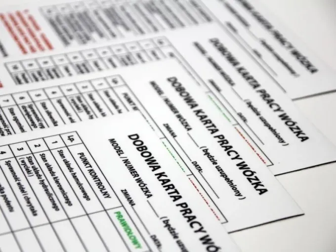 MAGNES suchościeralny na wymiar z własnym nadrukiem - Wzór graficzny. Białe tło z tabelami i tekstem w różnych kolorach
