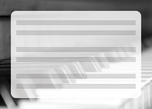 Tablica suchościeralna z nadrukiem pięciolinii na tle klawiatury pianina w zbliżeniu na detal wzoru