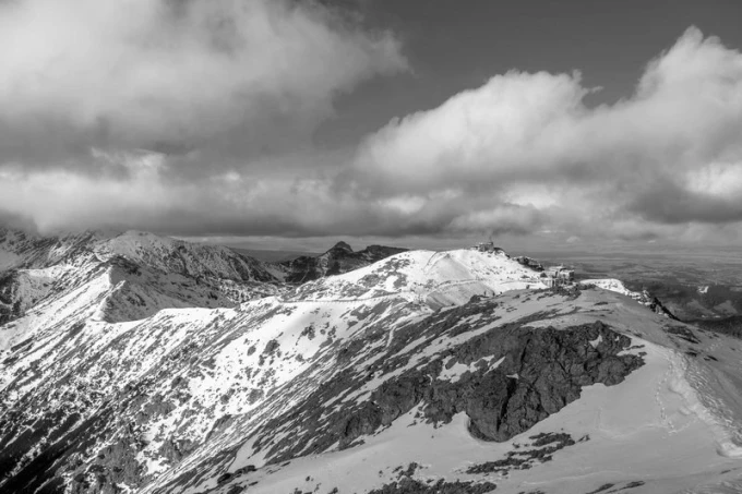 Fototapeta na ścianę Tatry schronisko na szczycie FP 1402 - Wzór graficzny. Widok górski z ośnieżonymi szczytami i chmurami