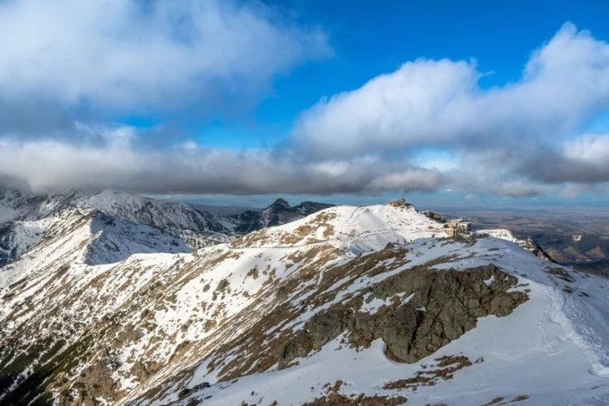 Fototapeta na ścianę Tatry schronisko na szczycie FP 1402 - Wzór graficzny. Górski krajobraz z ośnieżonymi szczytami