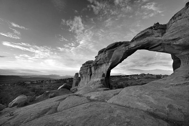 Fototapeta na ścianę Rock Arch FP 1734 - Wzór graficzny. Przedstawia naturalny łuk skalny w czerni i bieli