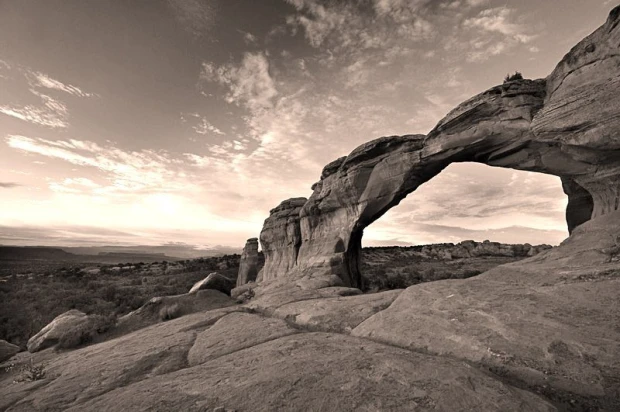 Fototapeta na ścianę Rock Arch FP 1734 - Wzór graficzny. Przedstawia naturalny łuk skalny w monochromatycznej tonacji