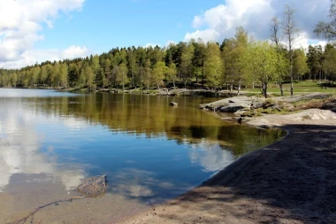 Fototapeta na ścianę natura w Oslo FP 1793 - Wzór graficzny. Przedstawia jezioro otoczone drzewami i skałami, z odbiciem