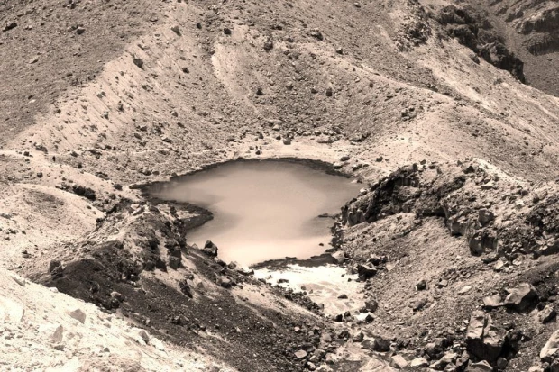 Fototapeta na ścianę z nadrukiem jeziora wulkanicznego w Parku Narodowym Tongariro w sepii