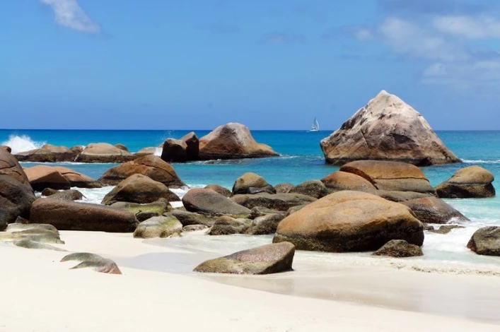 Fototapeta na ścianę malownicze skały na plaży FP 1901 - Wzór graficzny. Skały o różnych kształtach na tle niebieskiej wody