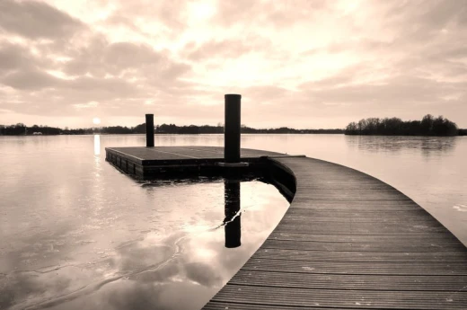 Fototapeta na ścianę z nadrukiem drewnianego molo nad jeziorem w ciepłej, sepiowej kolorystyce