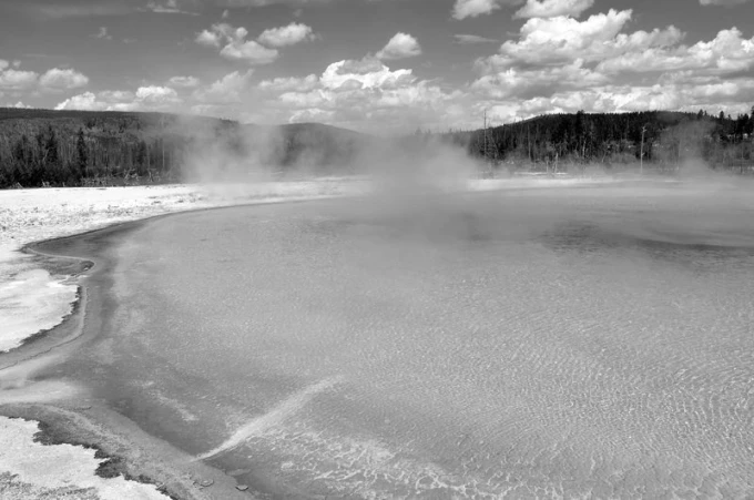 Fototapeta na ścianę Park Narodowy Yellowstone FP 1947 - Wzór graficzny. Przedstawia jezioro z parą wodną i chmurami