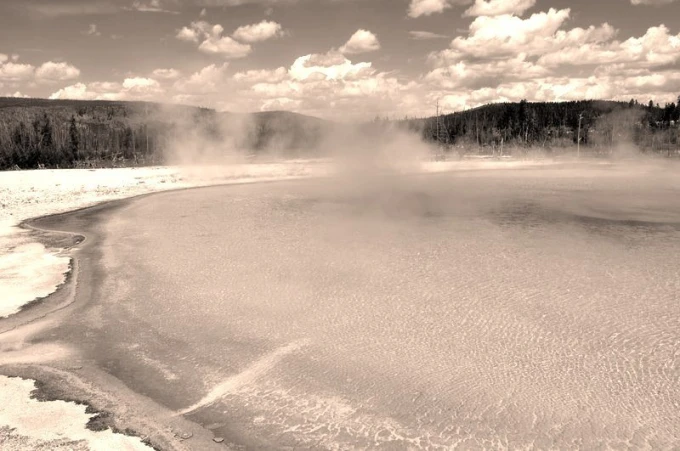 Fototapeta na ścianę Park Narodowy Yellowstone FP 1947 - Wzór graficzny. Przedstawia parującą wodę w okrągłym zbiorniku