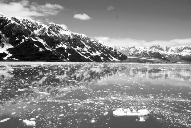 Fototapeta na ścianę Alaska widok na góy FP 2090 - Wzór graficzny. Góra z lodowcami odbija się w wodzie, otoczenie