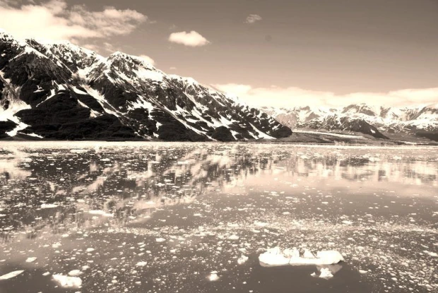 Fototapeta na ścianę Alaska widok na góy FP 2090 - Wzór graficzny. Góry odbijają się w wodzie, otoczone lodowymi bryłami