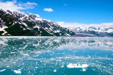 Fototapeta na ścianę Alaska widok na góy FP 2090 - Wzór graficzny. Góry z białym śniegiem odbijają się w wodzie