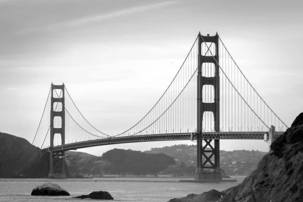 Fototapeta na ścianę z czarno-białym nadrukiem mostu Golden Gate w San Francisco na tle jasnego nieba