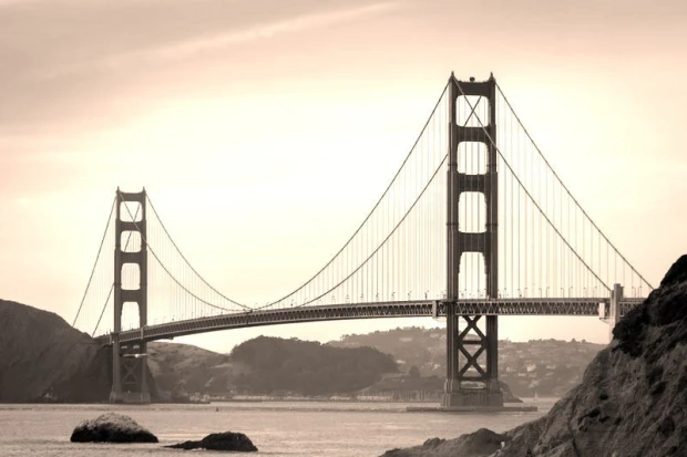 Fototapeta na ścianę z nadrukiem mostu Golden Gate w San Francisco w tonacji sepii na tle jasnego nieba