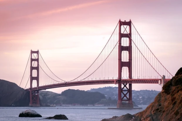 Fototapeta na ścianę z nadrukiem mostu Golden Gate w San Francisco na tle różowego nieba o zachodzie słońca