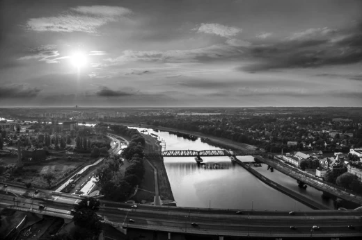 Fototapeta na ścianę z czarno-białym nadrukiem panoramy miasta z rzeką i mostami o zachodzie słońca