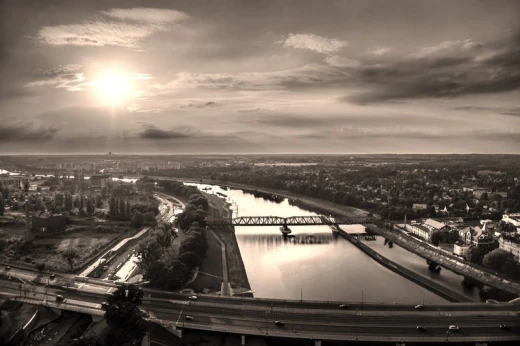 Fototapeta z nadrukiem panoramy rzeki w mieście o zachodzie słońca, przedstawiona jako wzór na białym tle