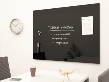 Tablica szklana magnetyczna czarna 90x60cm - Aranżacja w biurze. Ściany w jasnym kolorze, stół i krzesła w minimalistycznym