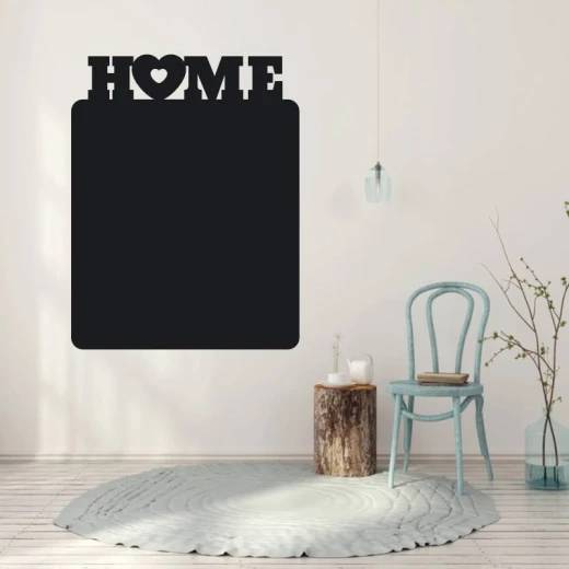 Czarna naklejka kredowa na ścianę z wyciętym u góry napisem HOME i sercem, pokazana we wnętrzu