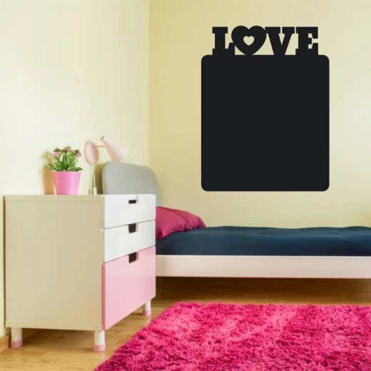 Naklejka kredowa na ścianę w kształcie tablicy z wyciętym u góry napisem LOVE i sercem