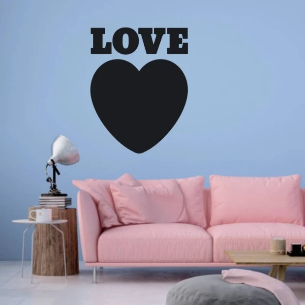 Naklejka kredowa w kształcie serca z napisem LOVE naklejona na ścianę we wnętrzu