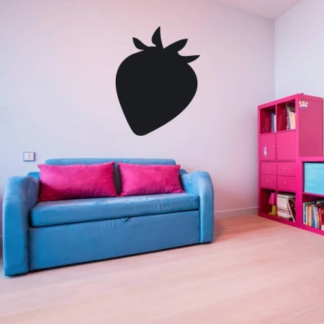 Naklejka kredowa w kuchni truskawka 219 - Aranżacja w kuchni. Ściany w jasnym kolorze, meble w odcieniach niebieskiego